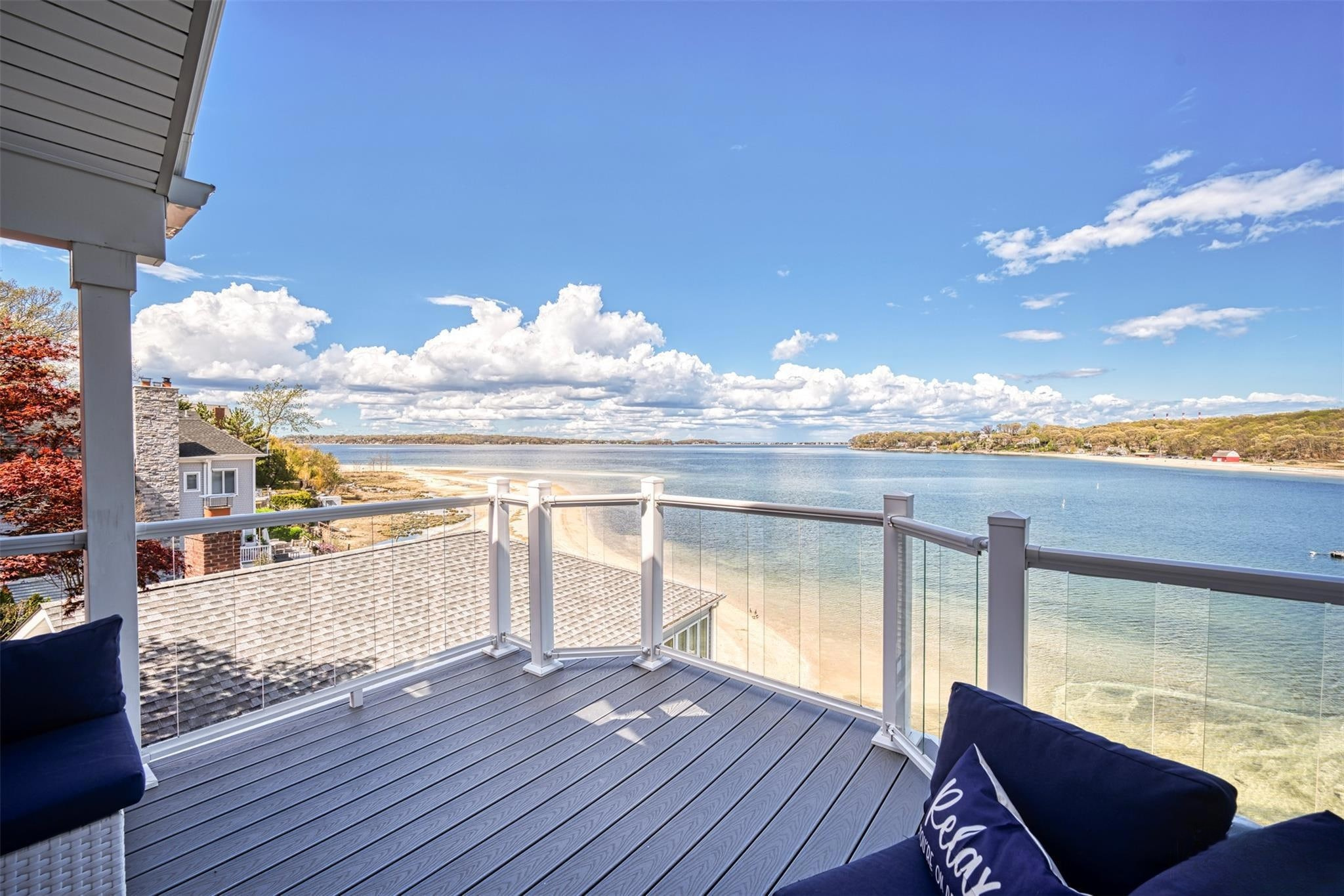565 McKinley Terrace, Centerport