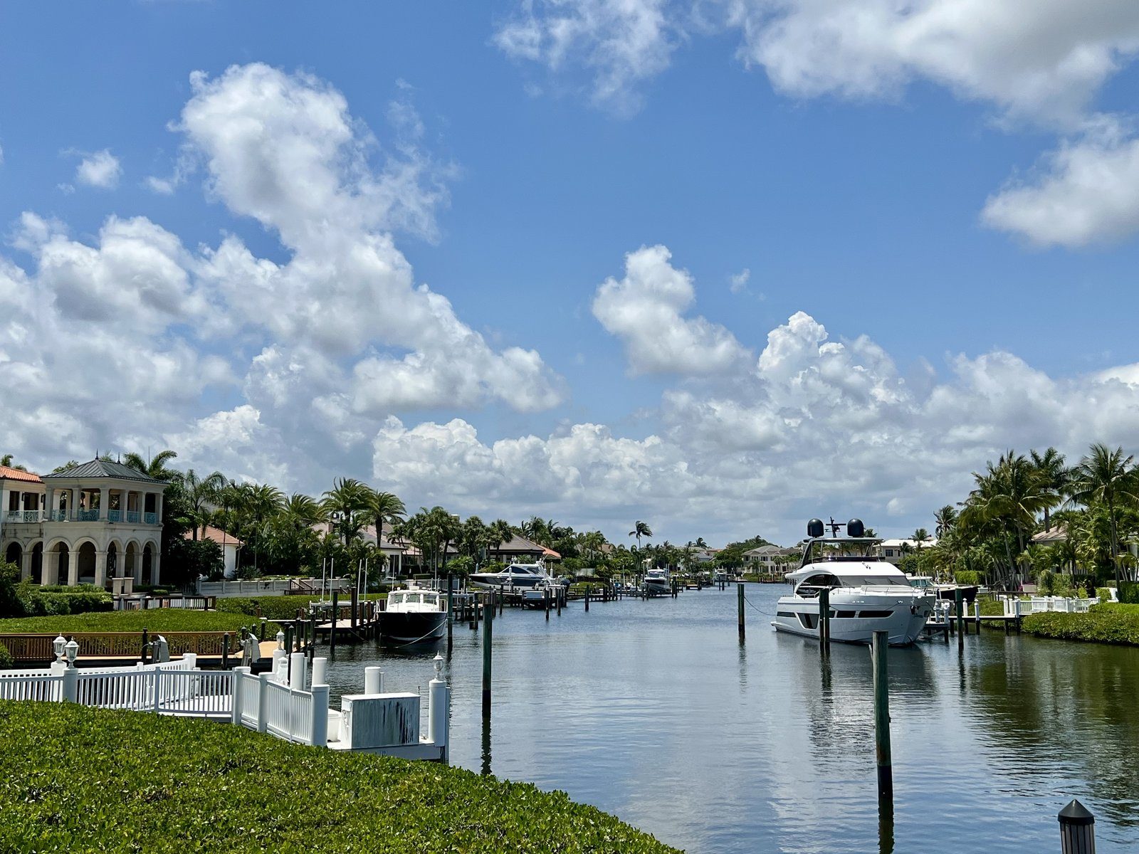 Waterfront homes and boats on a Jupiter lagoon
