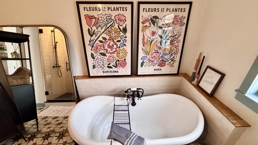 Clawfoot tub
