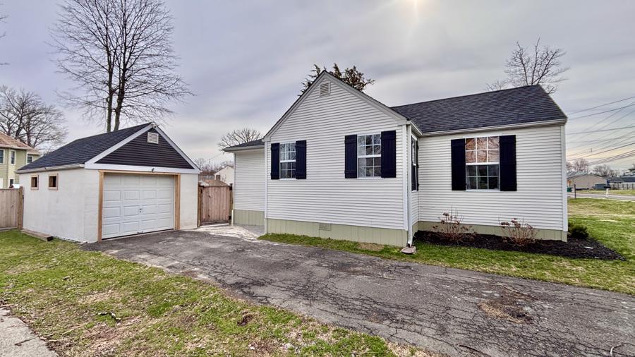 Detached garage