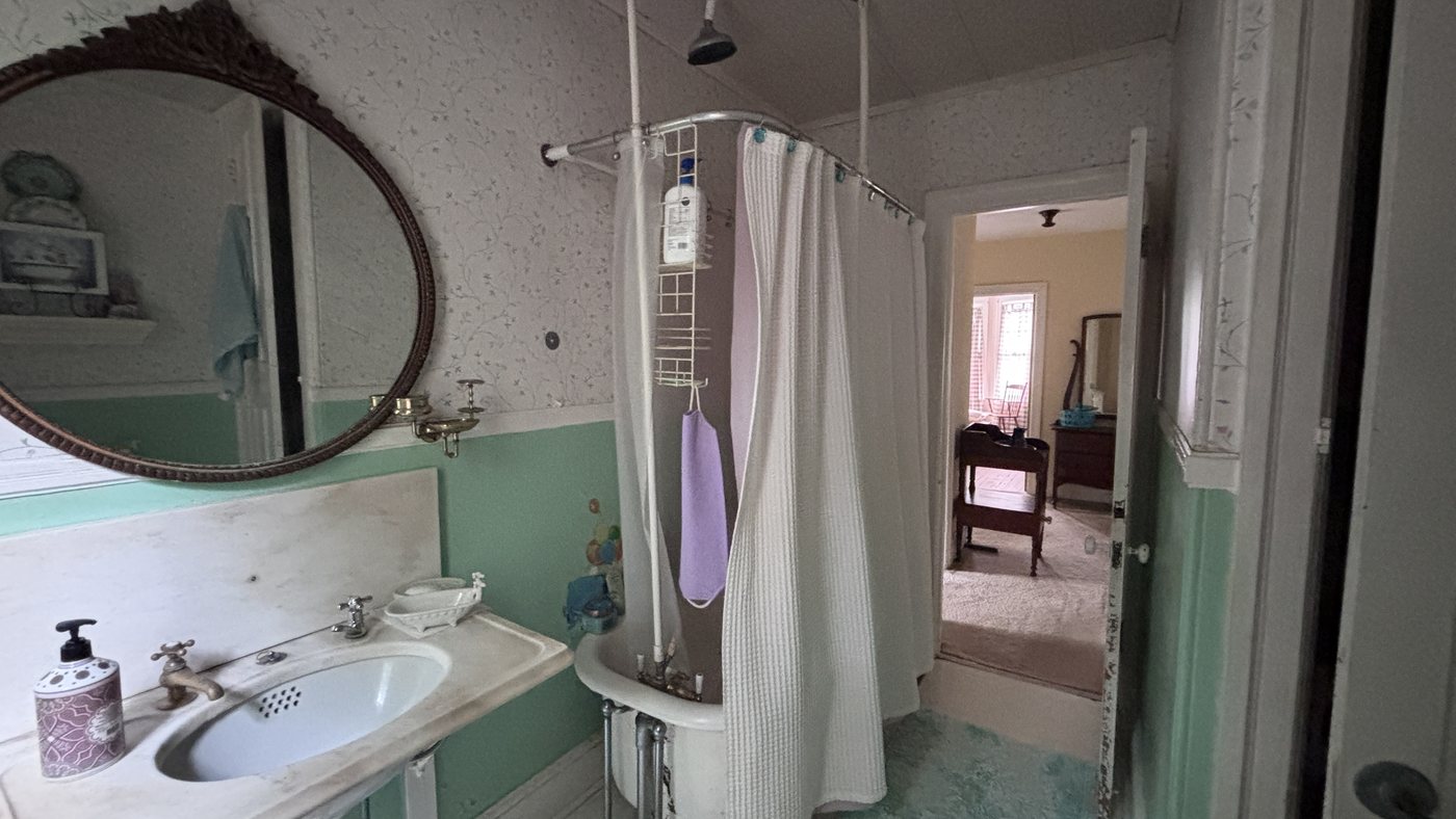Claw-foot tub bath