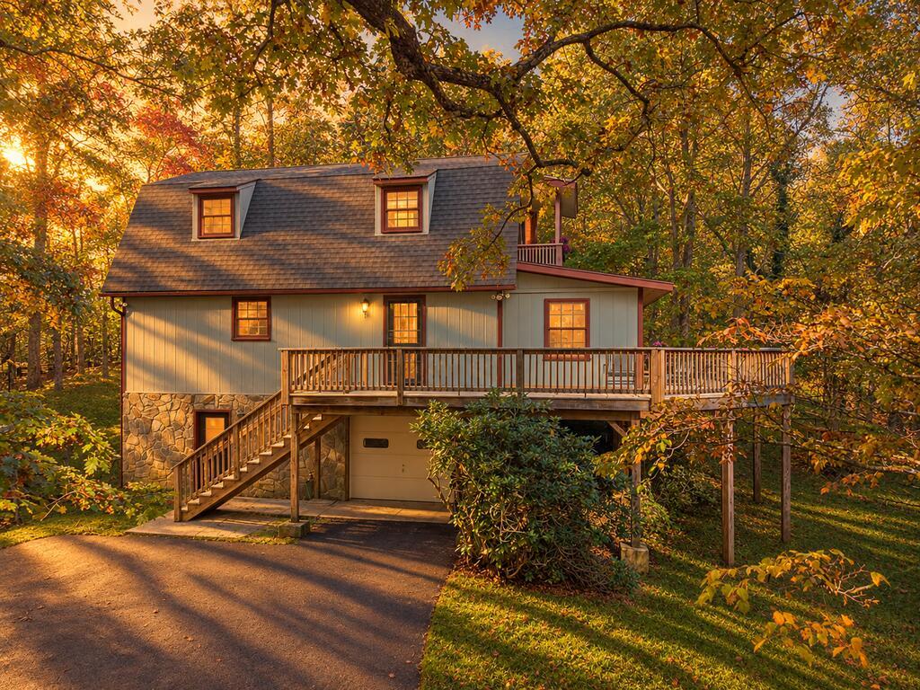 Exterior of the mountain cabin at 345 Trillium Trail in Franklin NC
