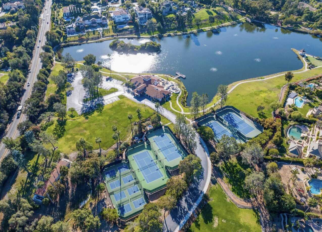 Fairbanks Ranch community amenities including lakes and recreation facilities