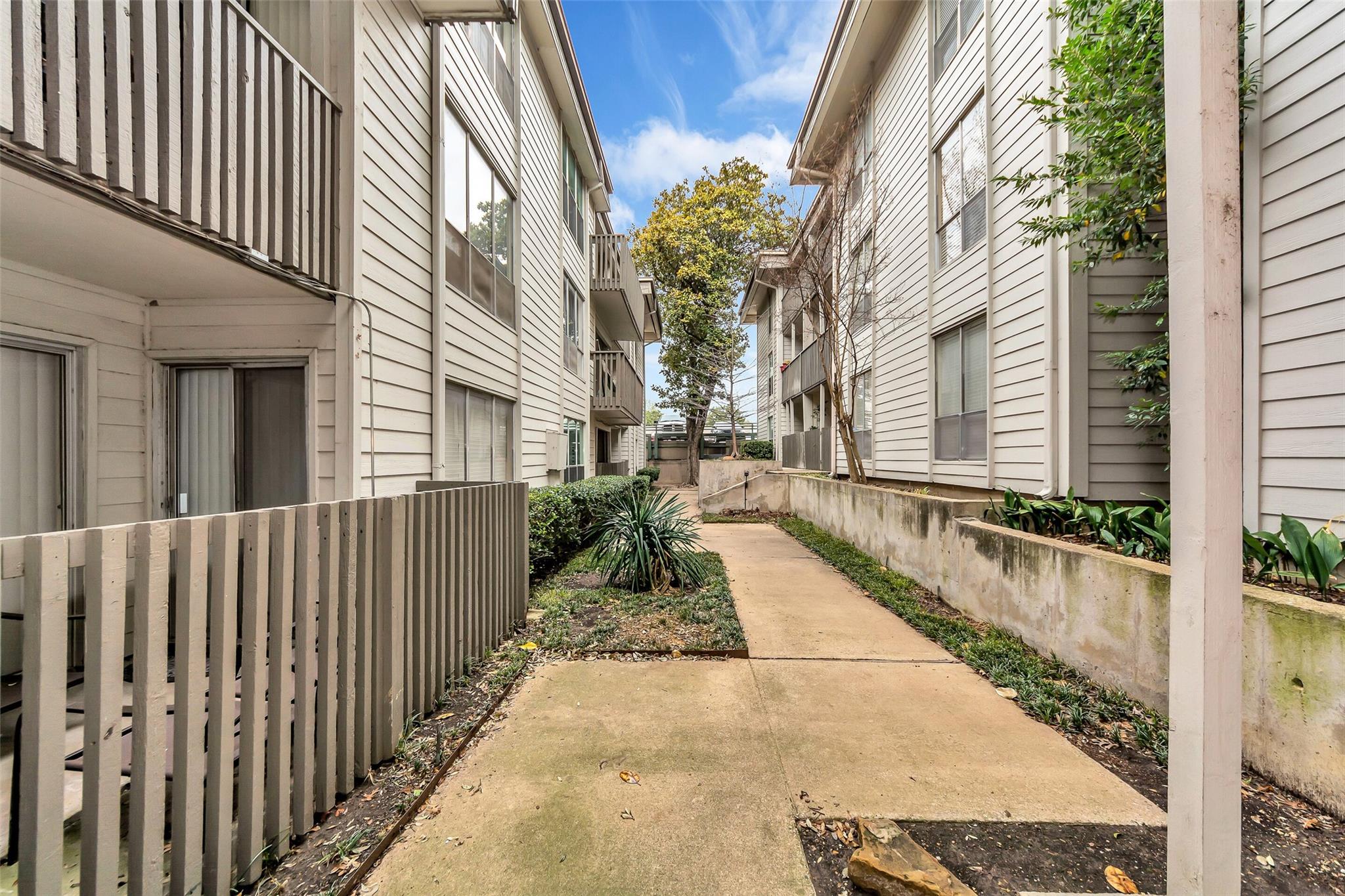 River Oaks Condos for Sale and Lease in Oak Lawn, Dallas, Tx 75219