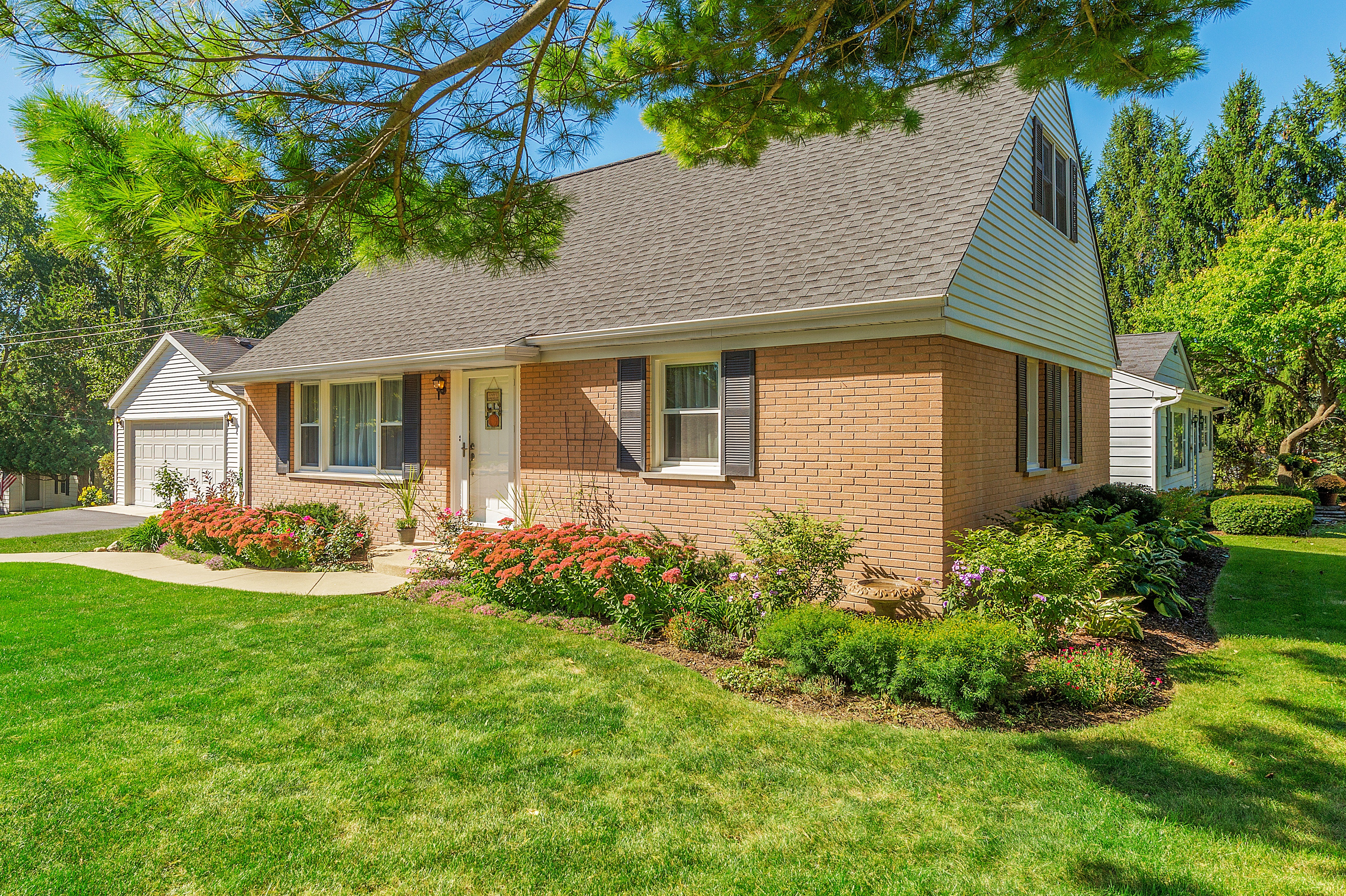 1 1/2-story home in Warrenville, a popular choice for downsizing with no stairs to climb to primary bedroom