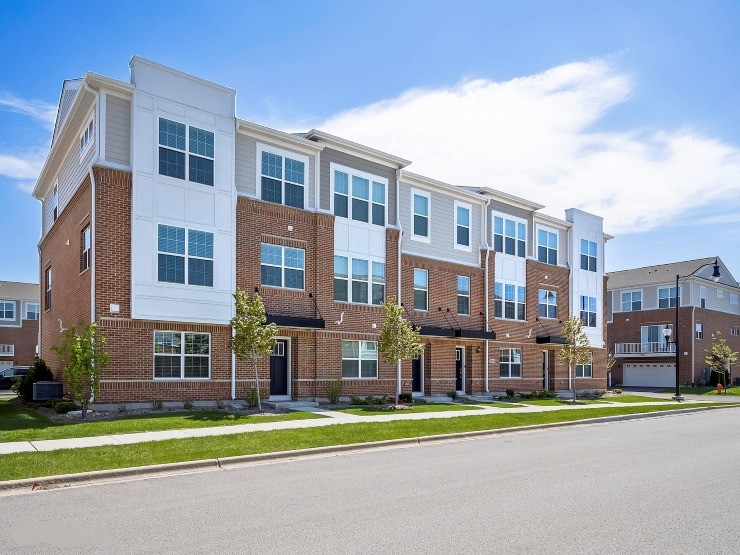 Row of attached townhomes in Naperville, IL