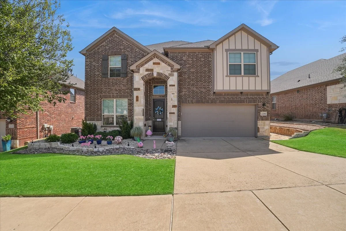 2206 Wellington Ln Corinth TX exterior front