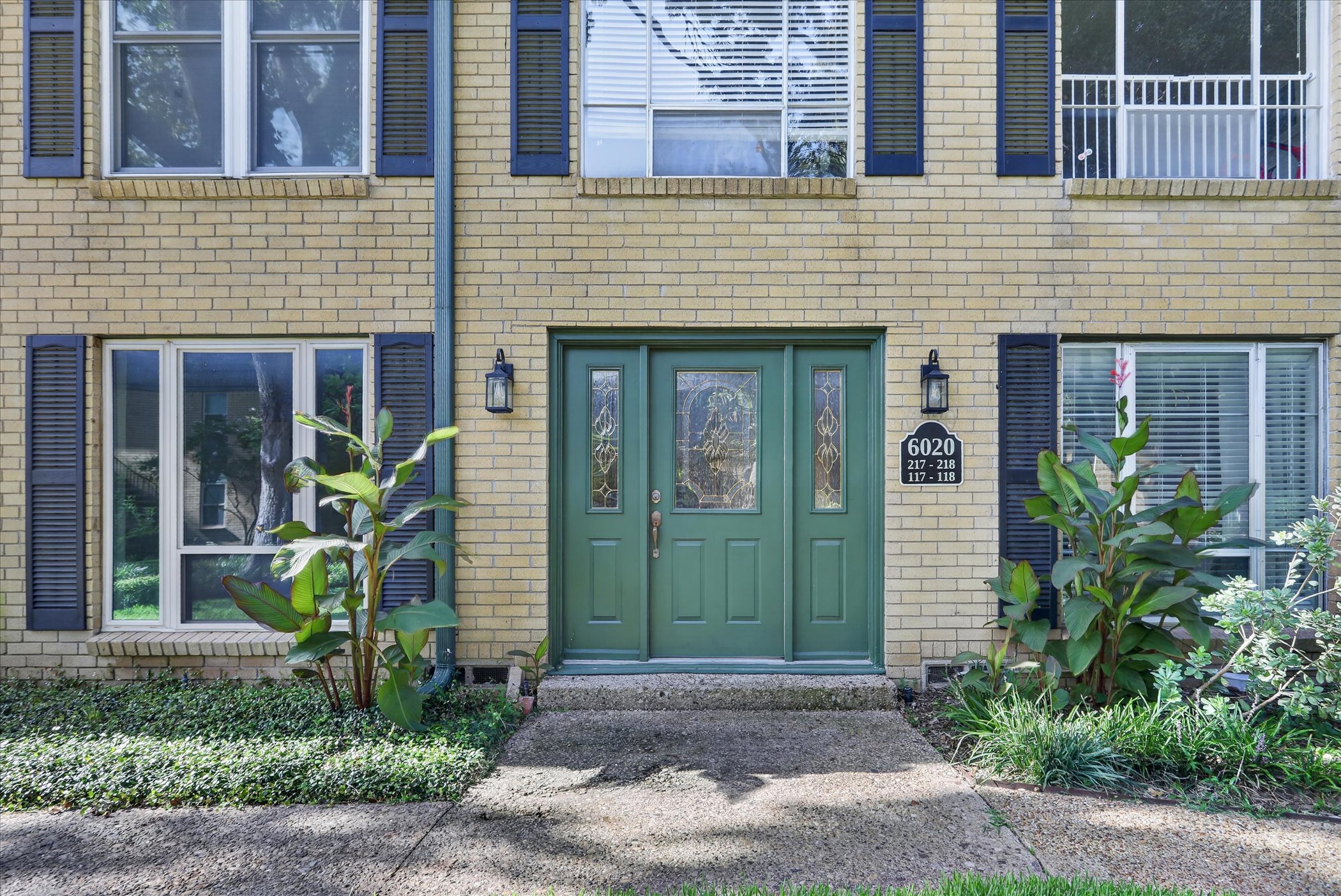 Green double entry doors with decorative glass at 6020 E University Blvd Unit 117 Dallas