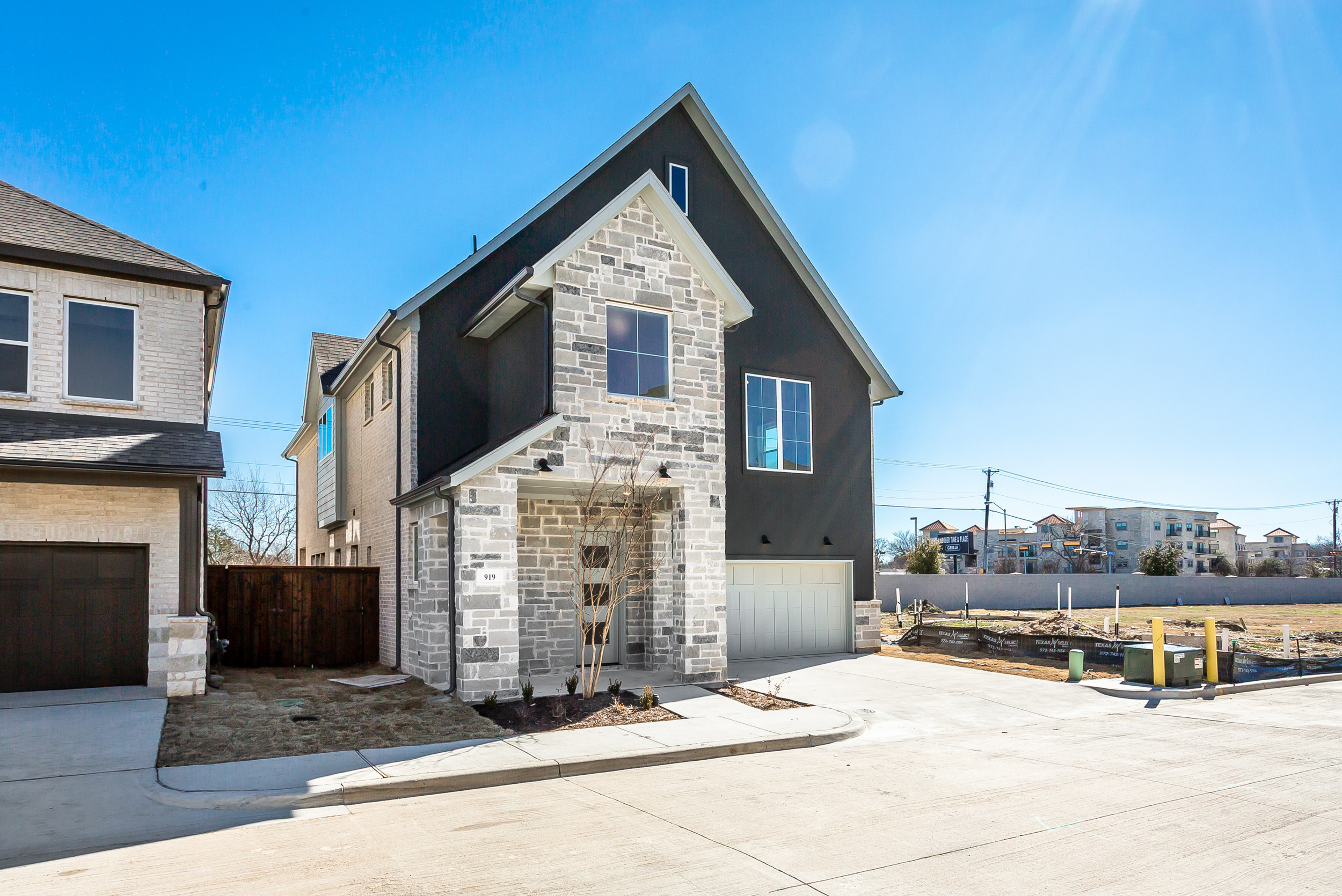 919 Protea St Exterior