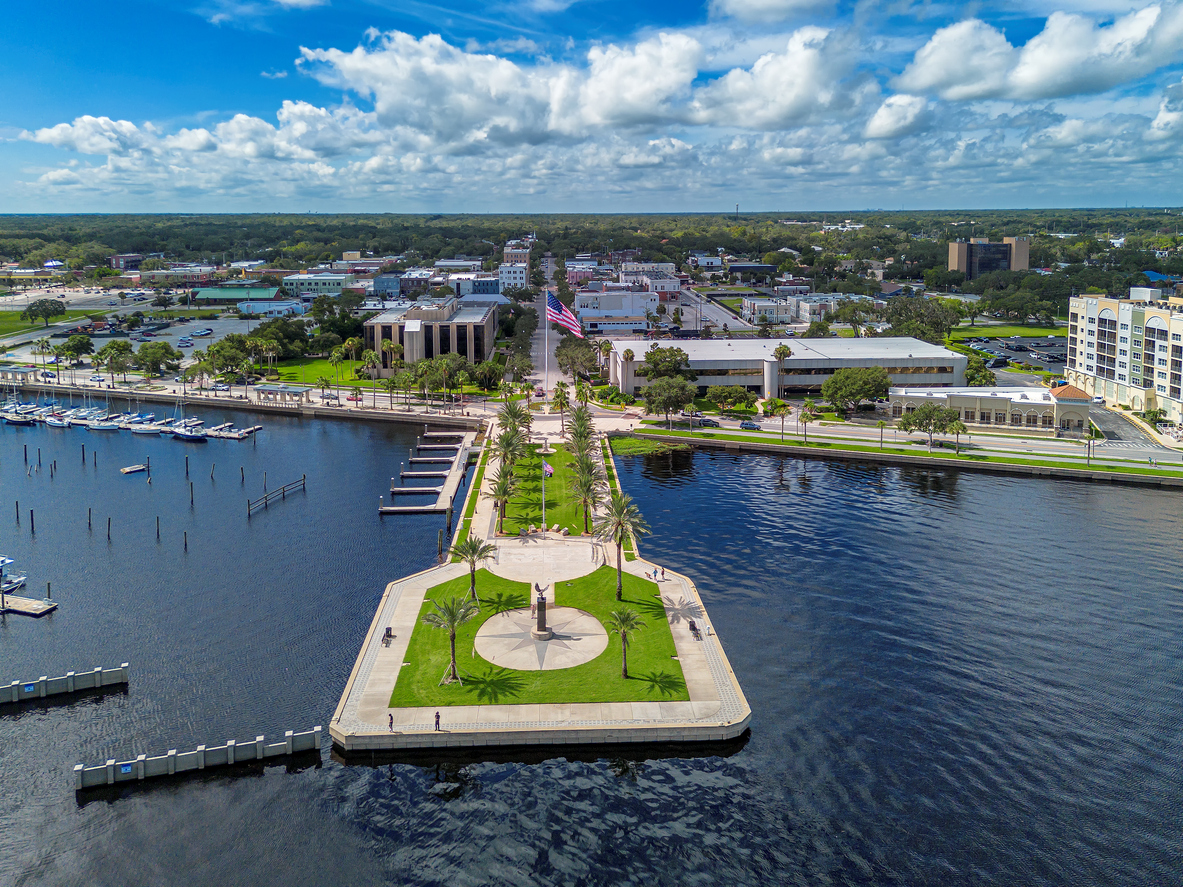 Sanford RiverWalk along the shore of Lake Monroe