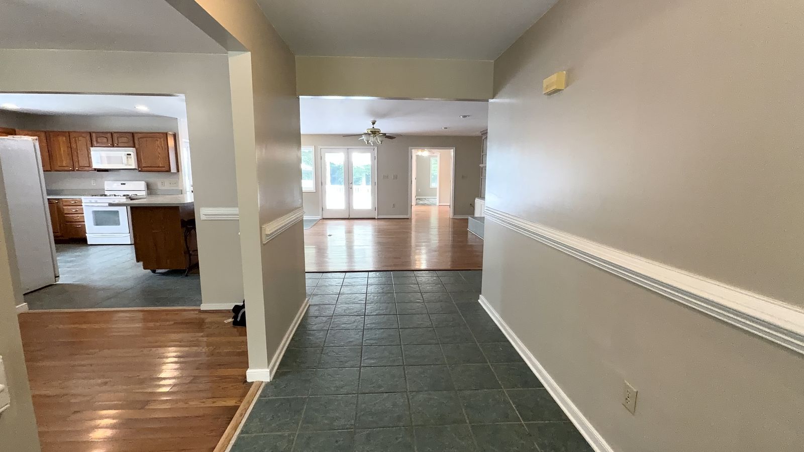 10002 Buckskin Trail, Gloucester VA - Hallway to the kitchen