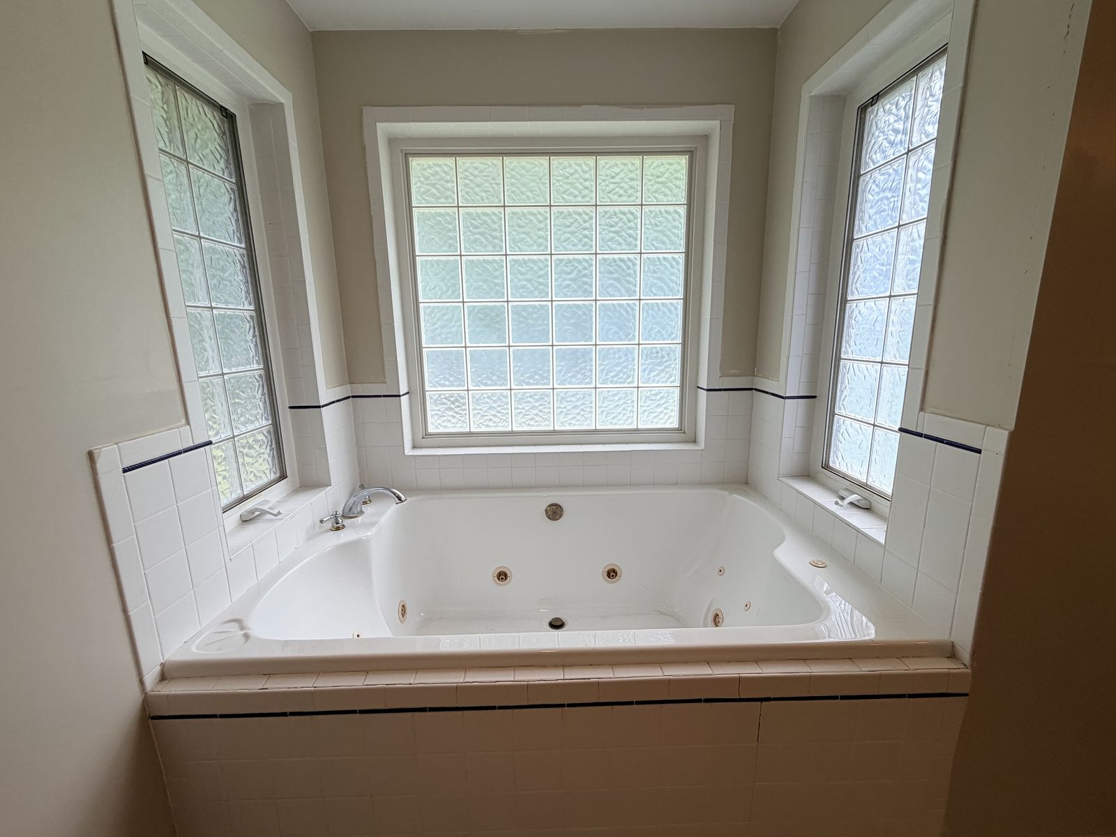 10002 Buckskin Trail, Gloucester VA - Jetted garden tub