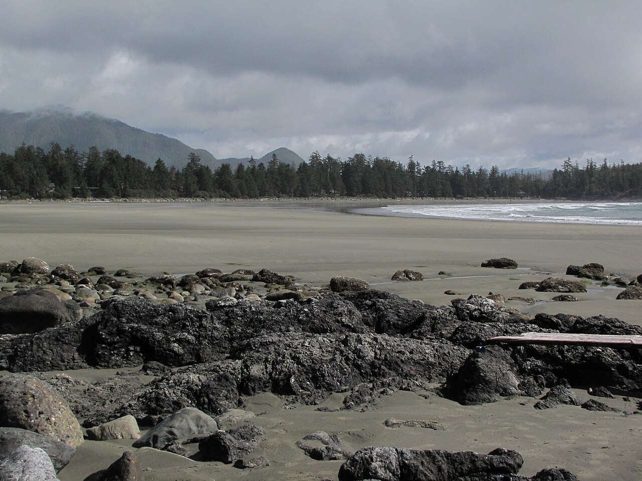 Rocks and wide sand at Chesterman Beach near Tofino