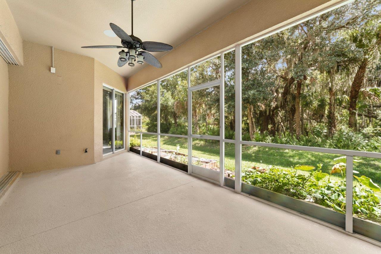 Beautiful Home Backed Up To The Braden River