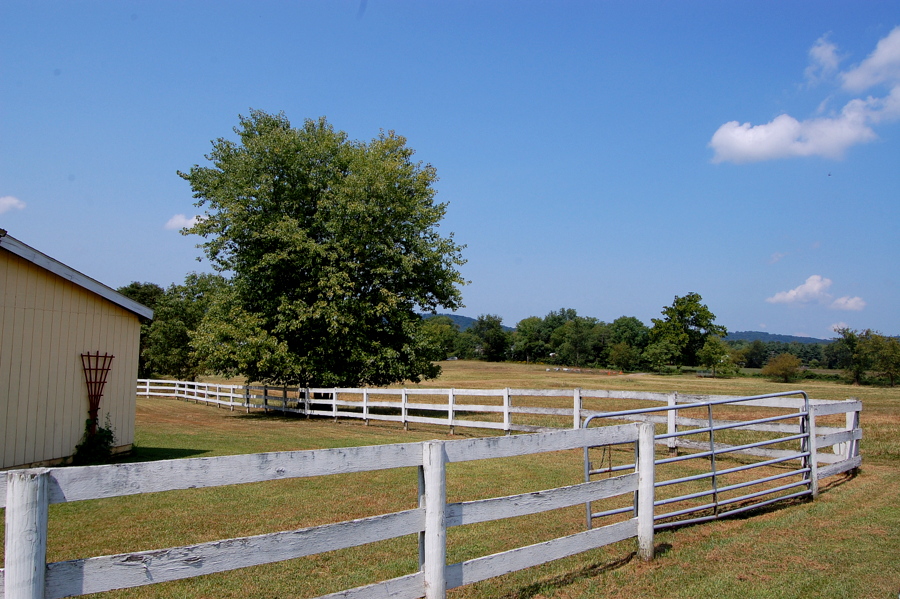 to 42441 Lucketts Road in Leesburg Virginia