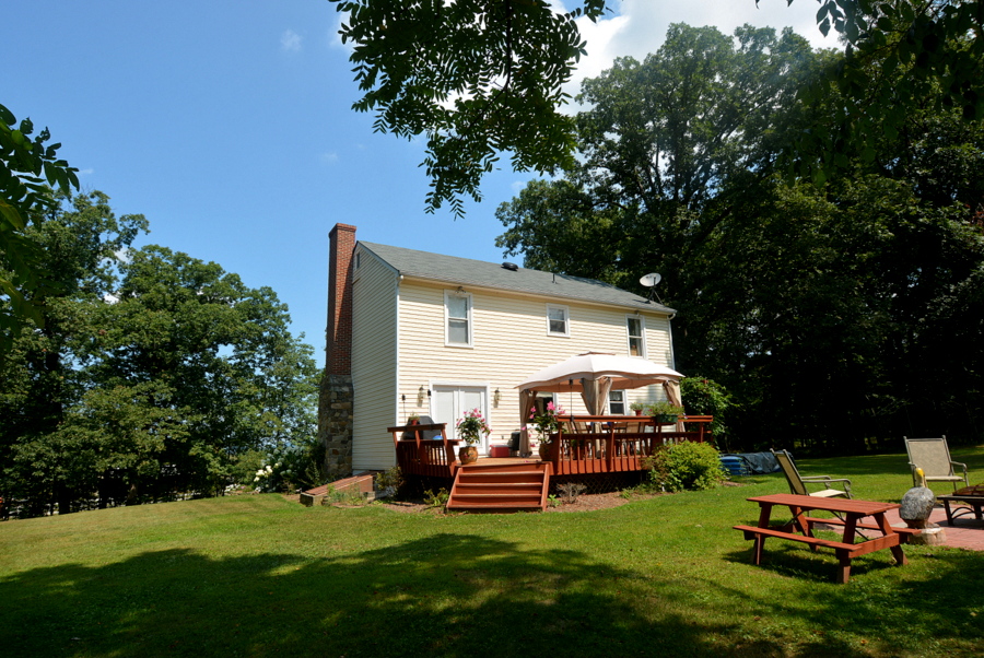 to 42441 Lucketts Road in Leesburg Virginia