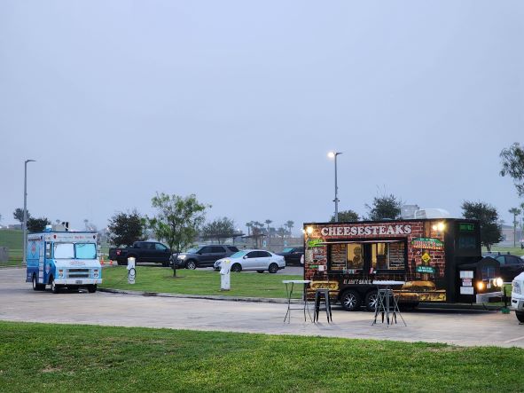 Foodtrucks in the Tres Lagos Community