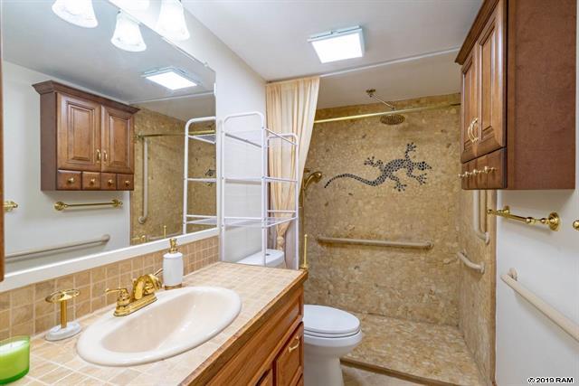 Island Surf second bathroom | Maui oceanfront condos for sale
