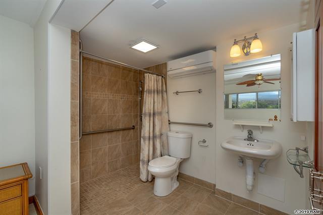 Island Surf bathroom | Maui oceanfront condos for sale