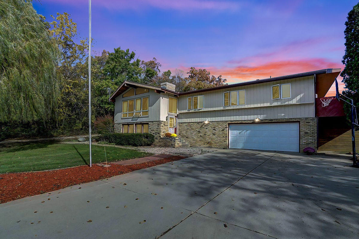Front of 2042 Spring Road