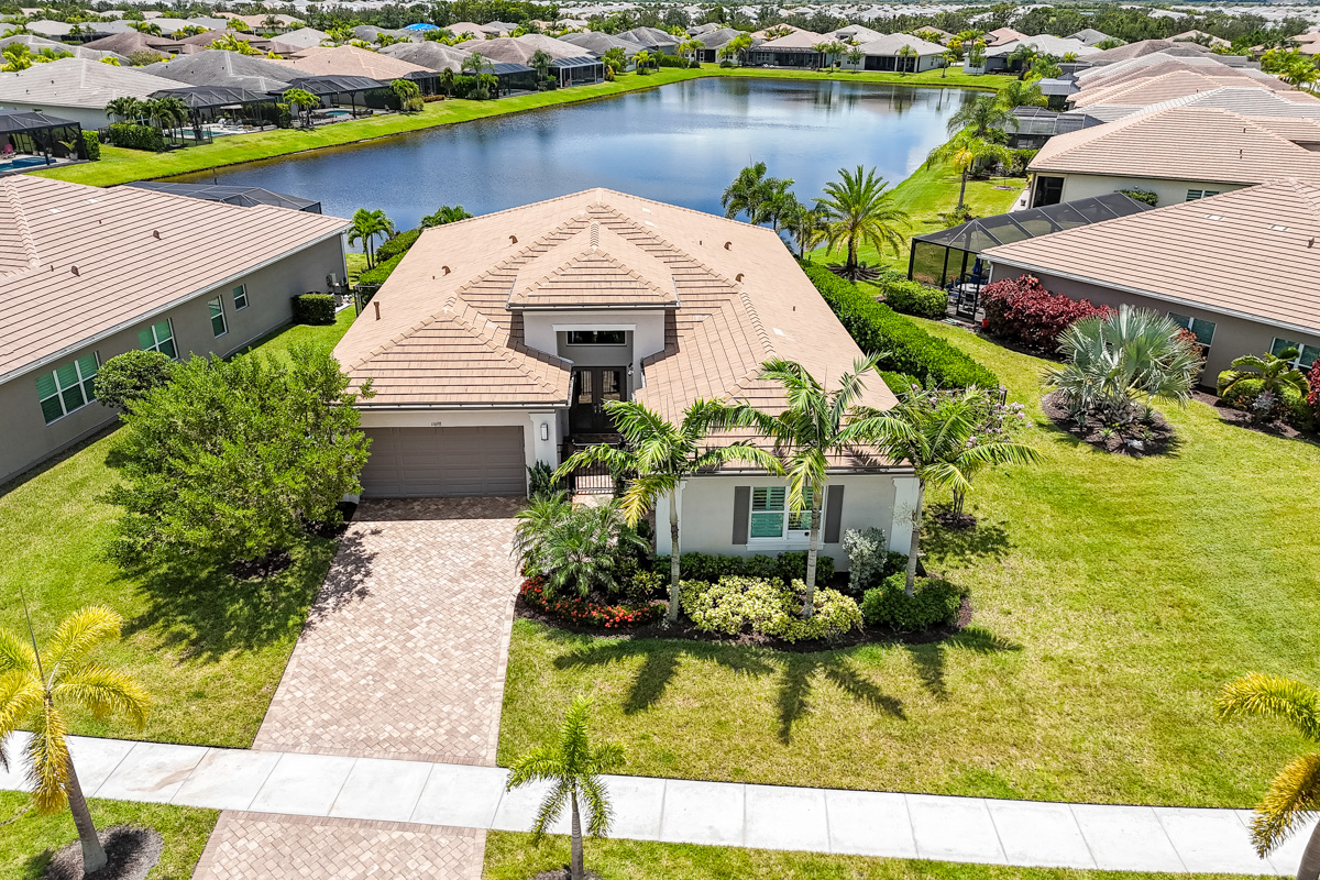 Gorgeous Pool Home With Southern Long Lake Views