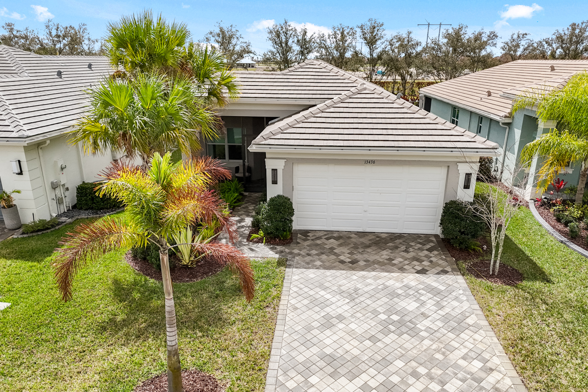 Luxuriously Upgraded Home On Riverlands Paseo
