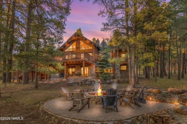 Luxury log home exterior at 1344 Buckhorn Loop in gated Highland Meadows, Flagstaff, AZ