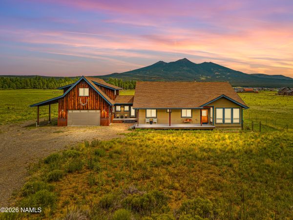 Custom contemporary craftsman luxury home for sale on 2 acres at 9426 W Hashknife Trl in Fort Valley, Flagstaff, AZ