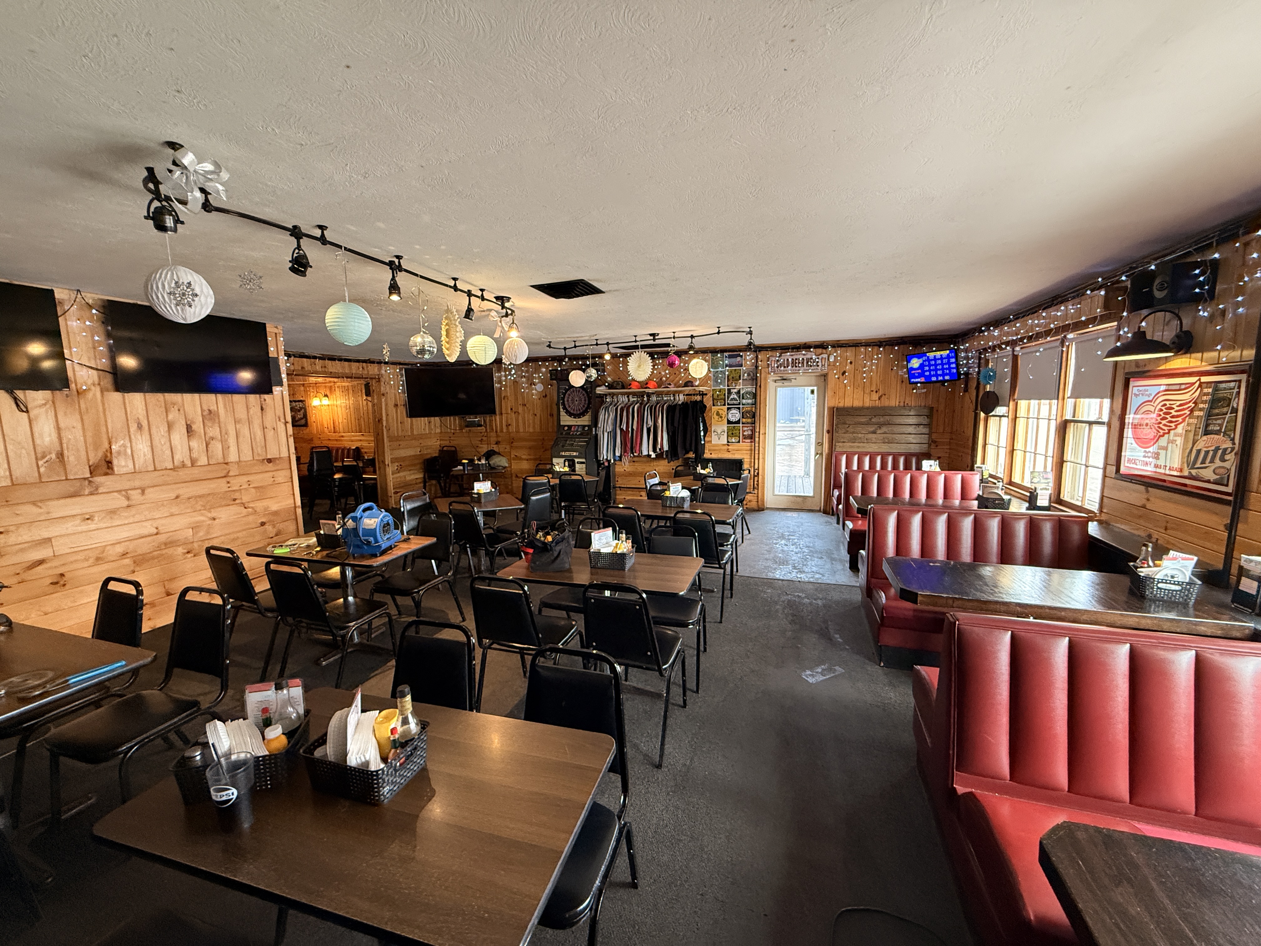 Restaurant tables and booths