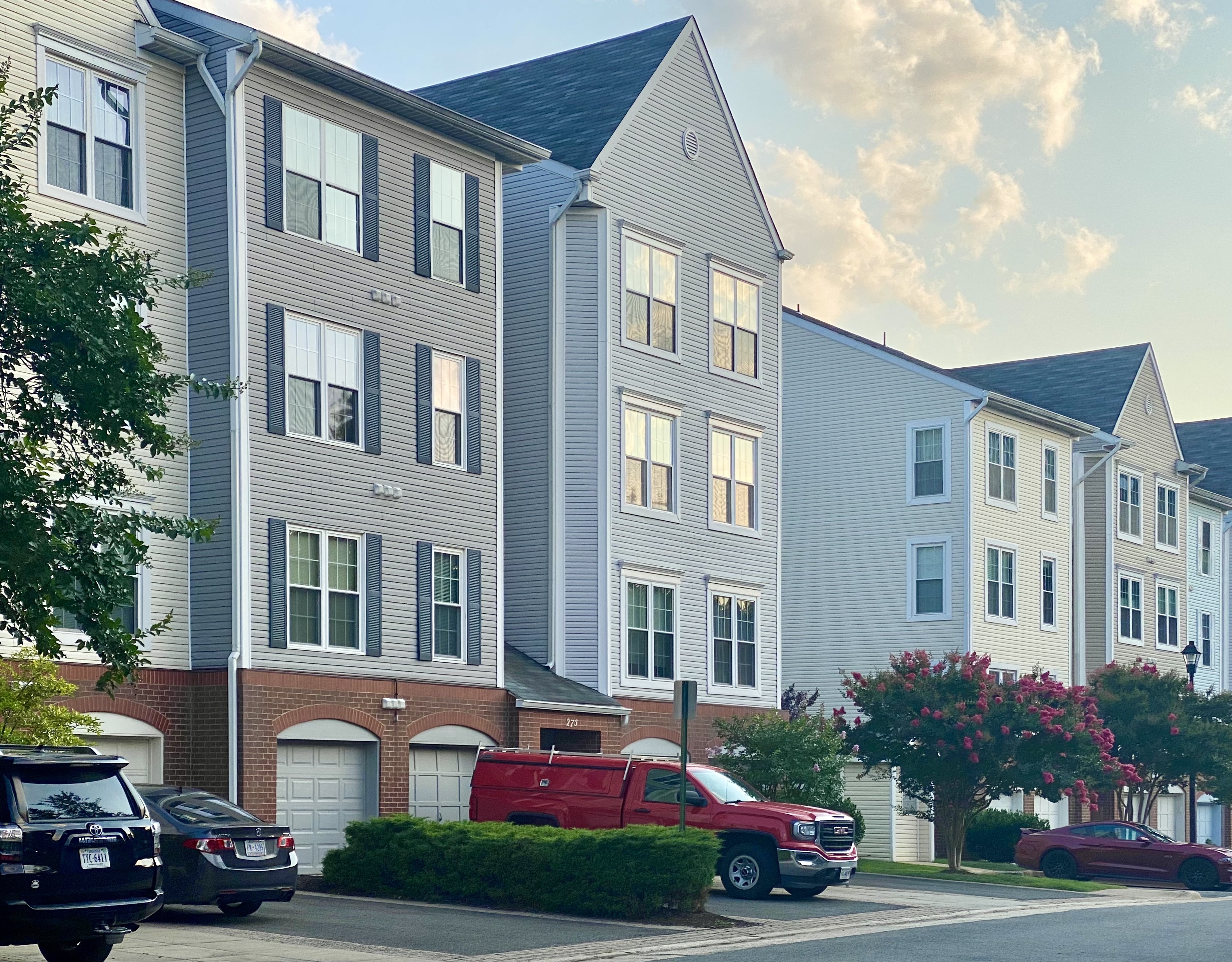 Hillwood at Landmark Condos for Sale