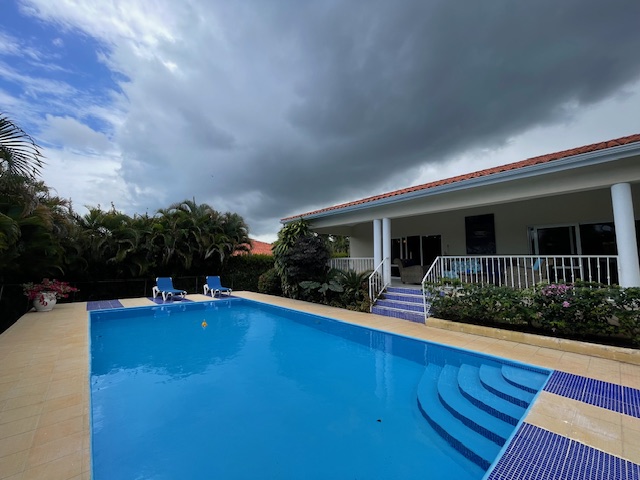 Casa Linda 4 Bedroom Home with Vaulted Ceilings HUGE Terrace $469k