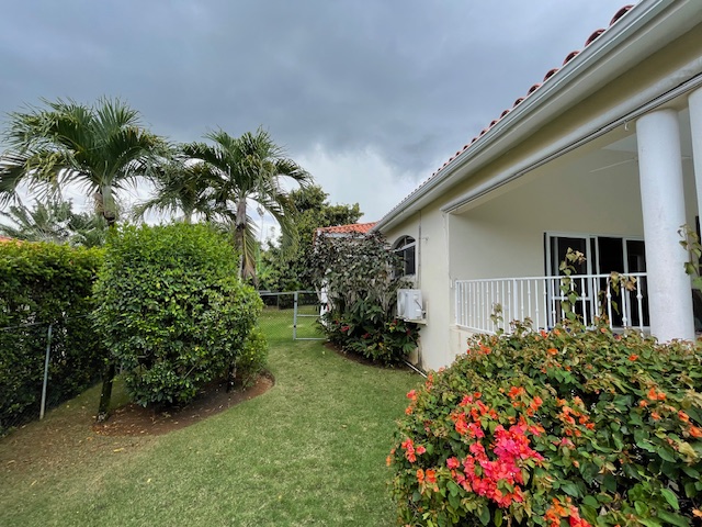 Casa Linda 4 Bedroom Home with Vaulted Ceilings HUGE Terrace $469k