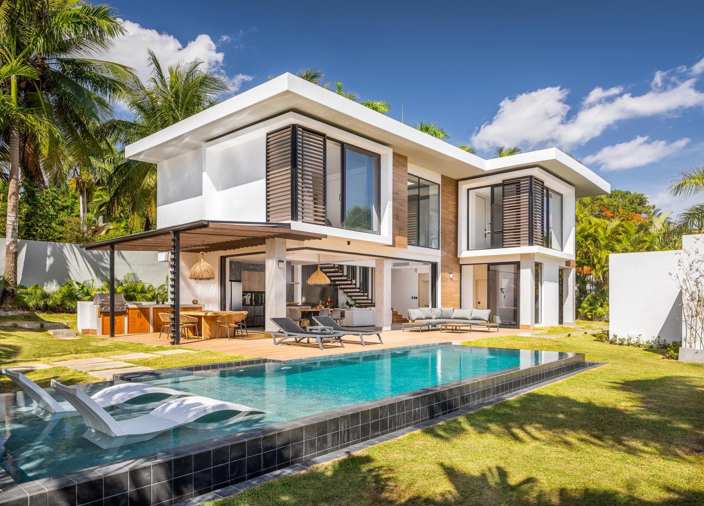 Encuentro House for Sale with Roof Tables