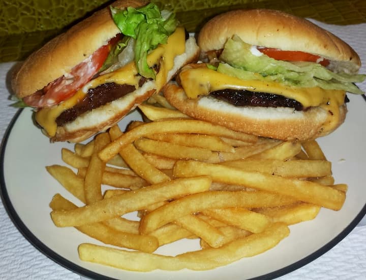 W & M BBQ Burger: Royal Burgers and fries