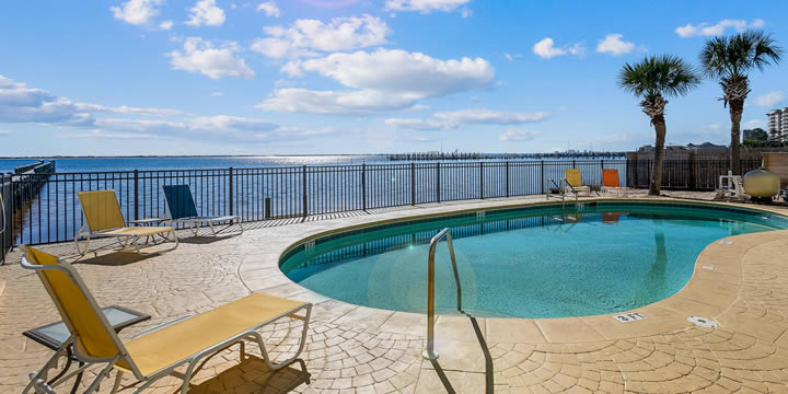 Laguna Pointe pool