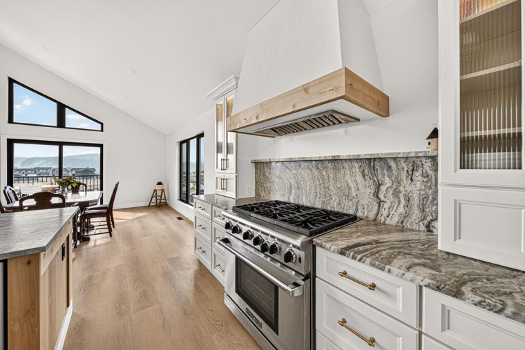 Kitchen range and matching hood at 1731 Marina Estates Road