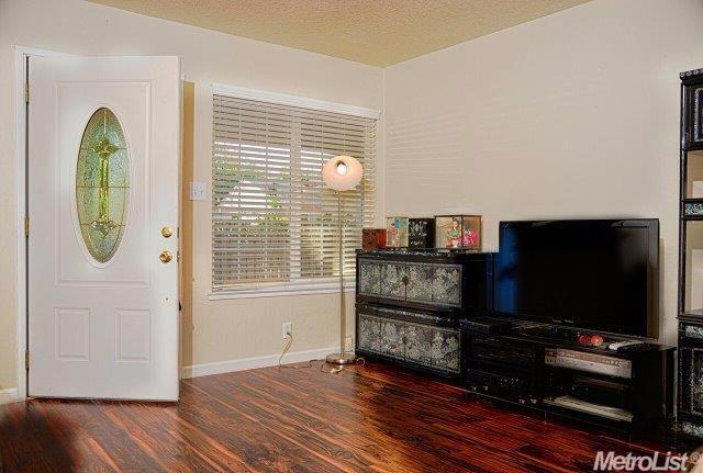 Rocklin real estate agent Jesse Coffey Sacramento California real estate agent Jesse Coffey | 3463 Nut Plains Dr Living Room