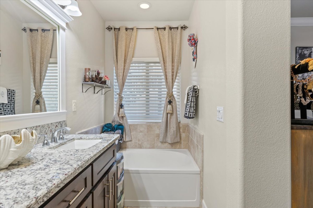 Main Bathroom of 9428 Malbec St, Roseville, Ca 95747