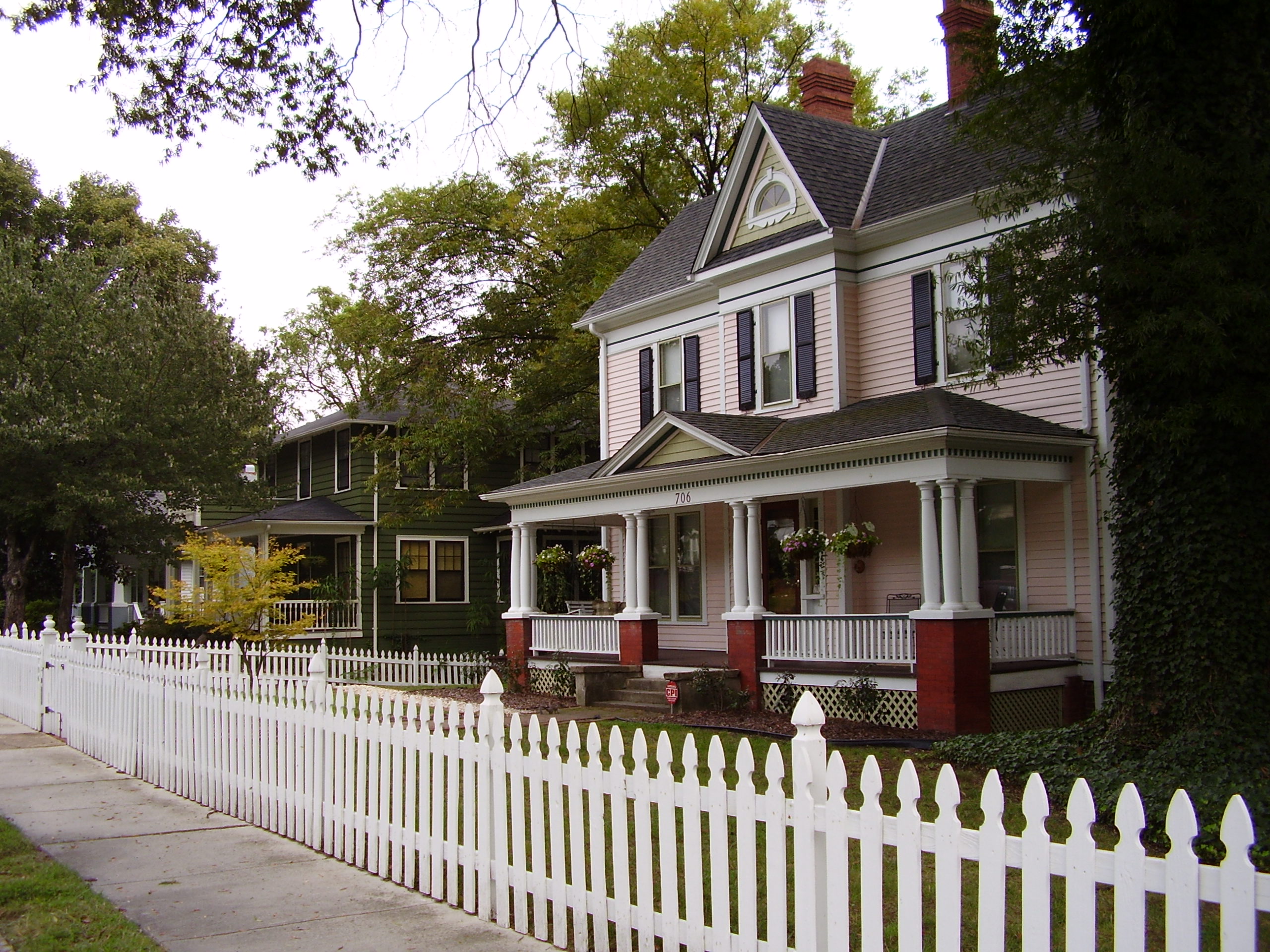 Photo Credit: Exwhysee under public domain via Wikimedia Commons