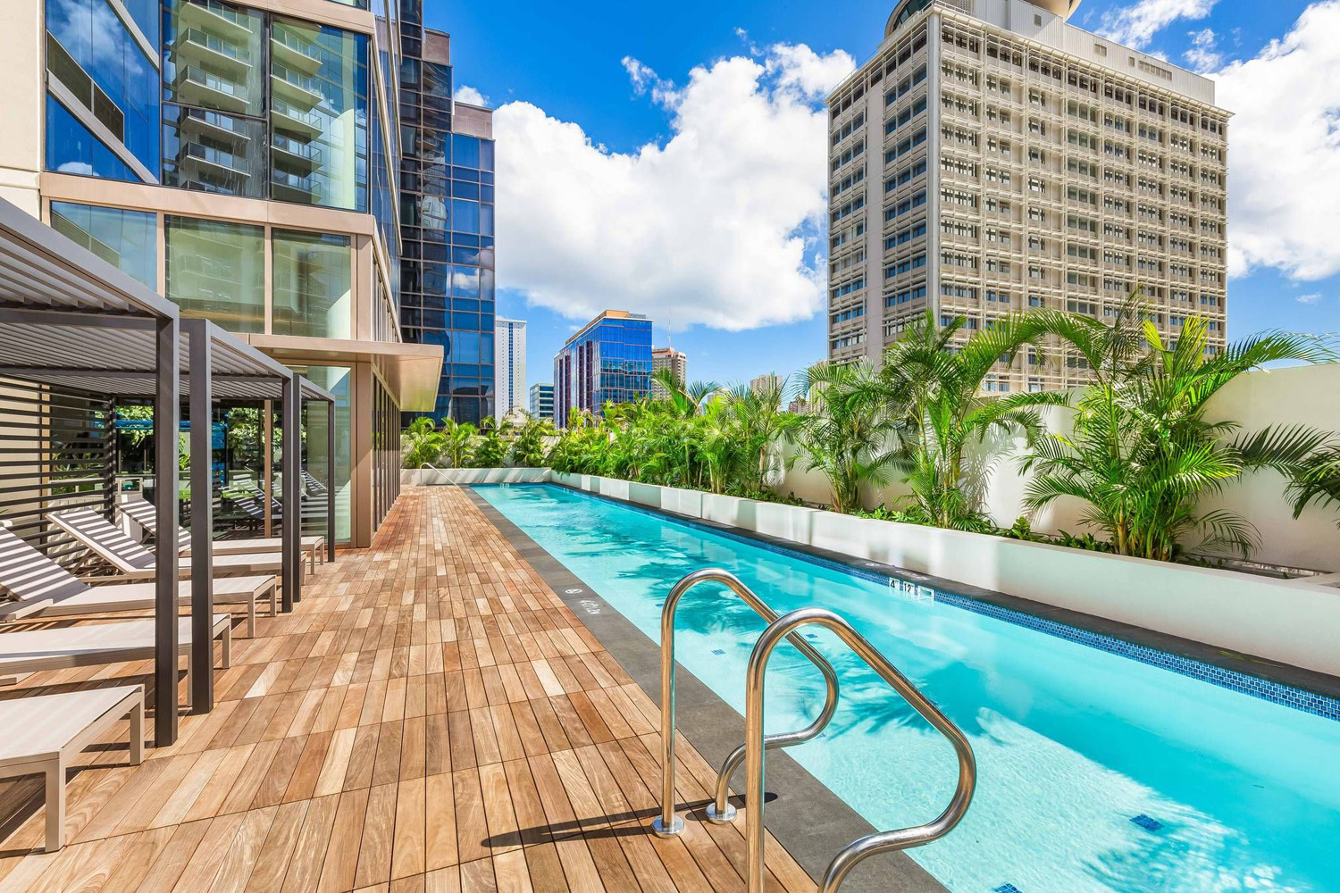 Sky Ala Moana 야외 랩 풀.