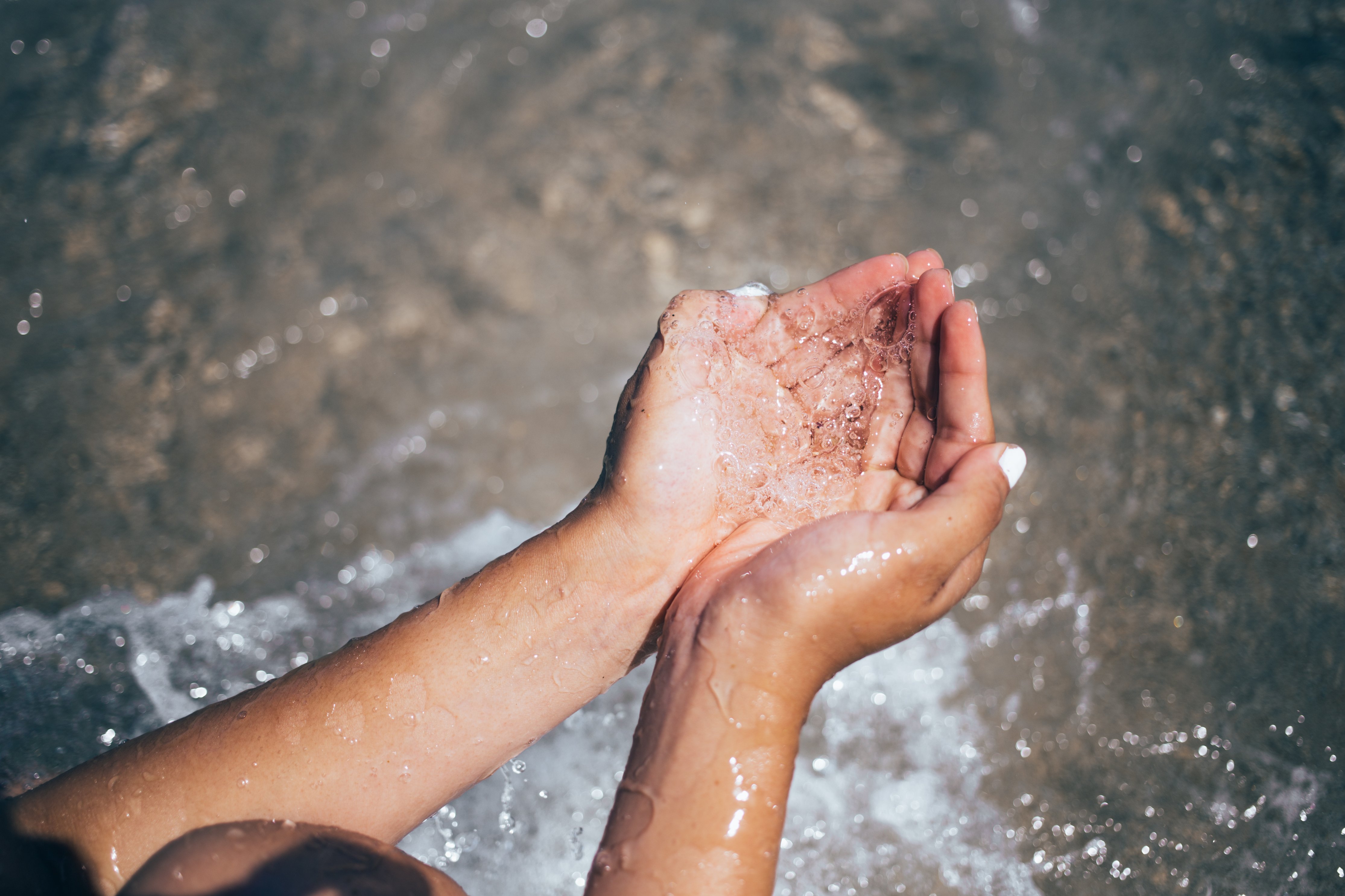 Руки вода фото. Мокрая рука девушки. Руки в прозрачной воде.