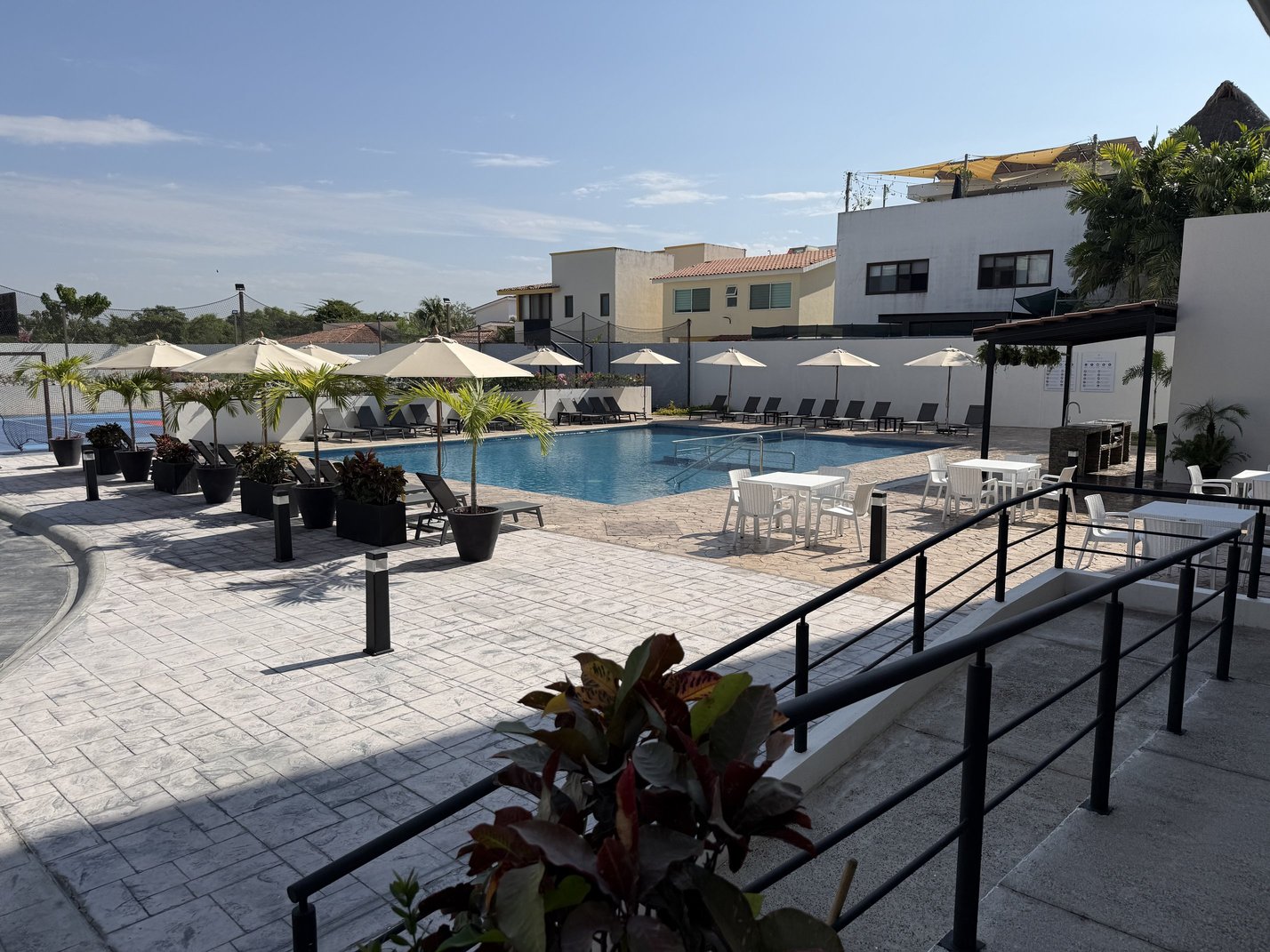 Luxury pool and resort amenities at Flamingos Paradise