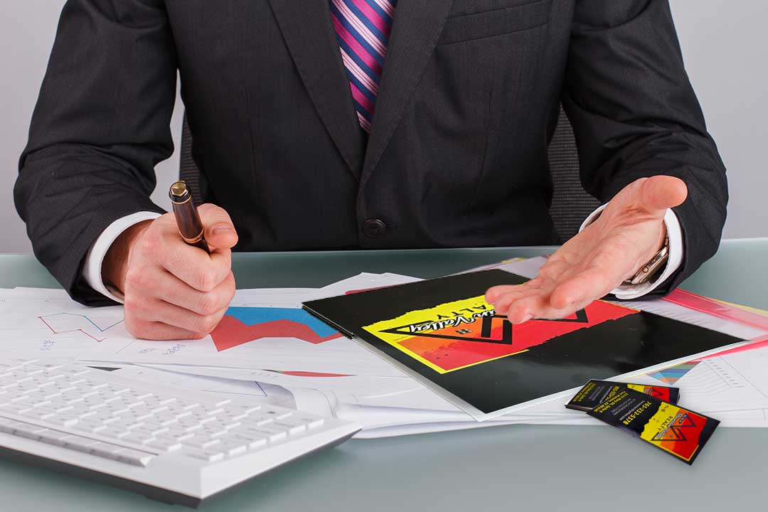 PIC: Hire a Professional Realtor Explaining Real Estate Market Snapshot