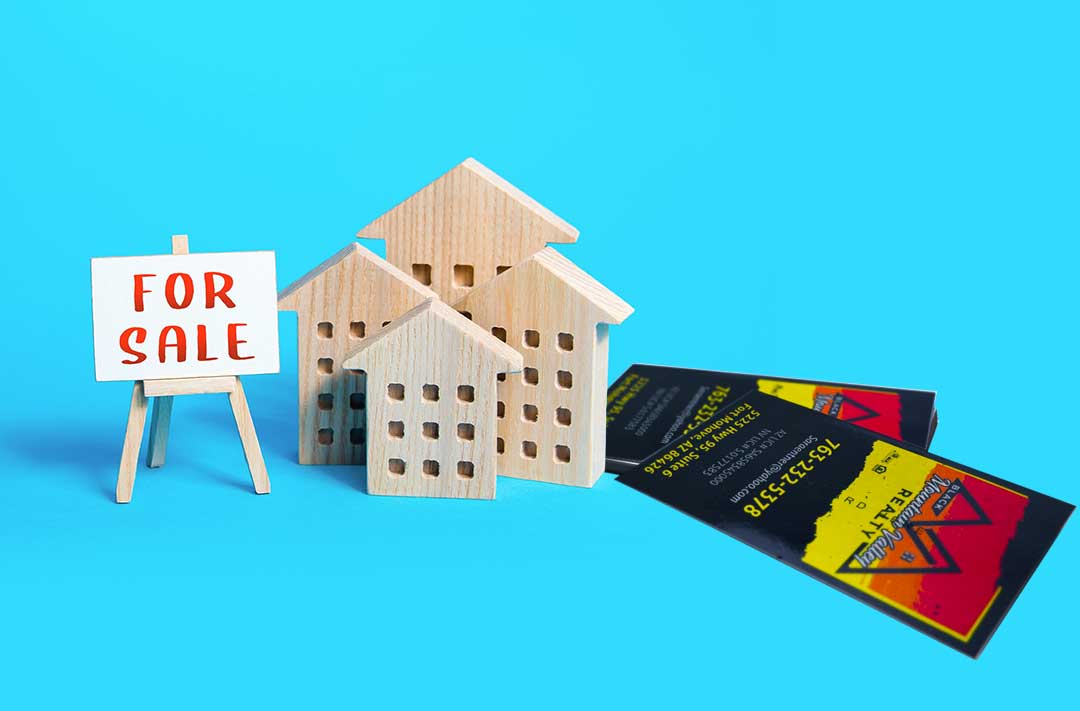 PIC: FSBO - Keep your day job. A real estate agent's full time focus is buying and selling homes! You can benefit from this.
