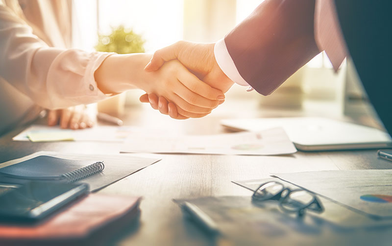 seller and buyer agreeing on purchase offer
