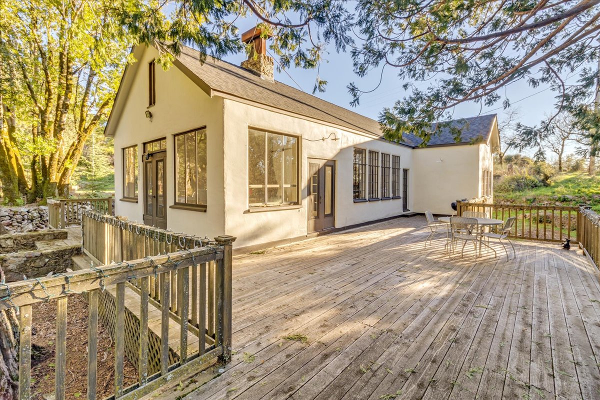 Los Gatos retreat located on 8 hilltop acres