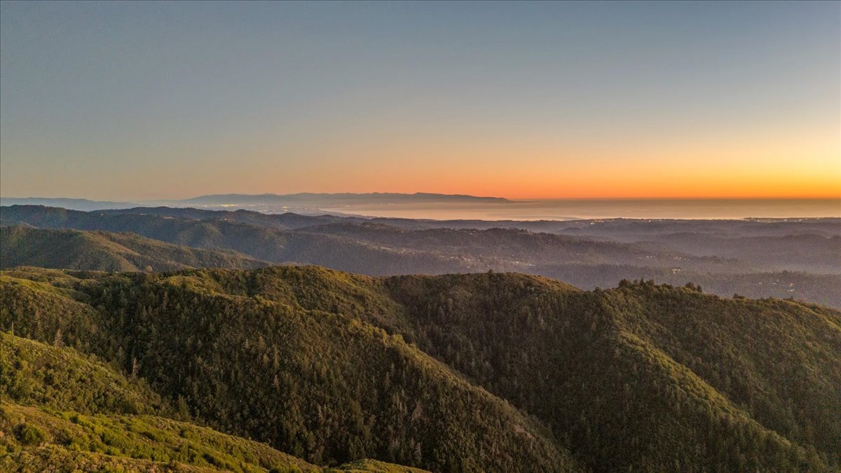 Monterey Bay Views from private Los Gatos retreat