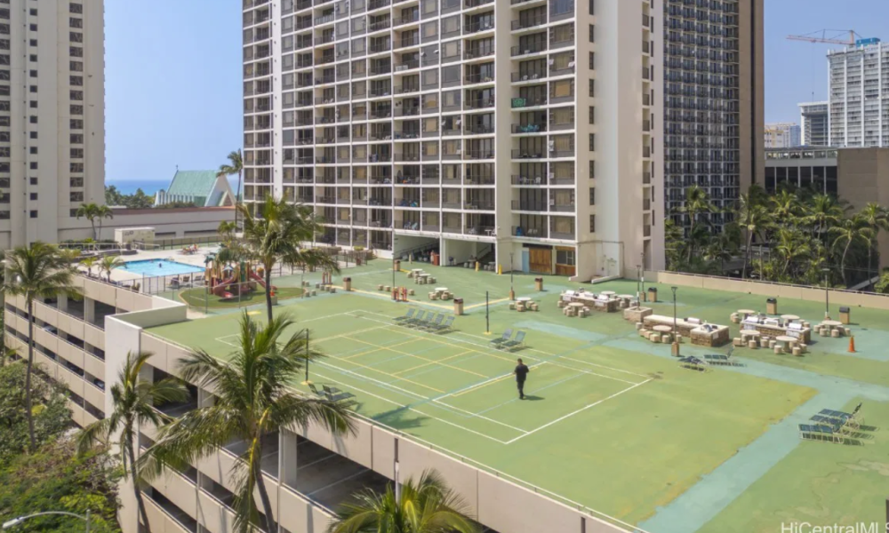 Waikiki Banyan