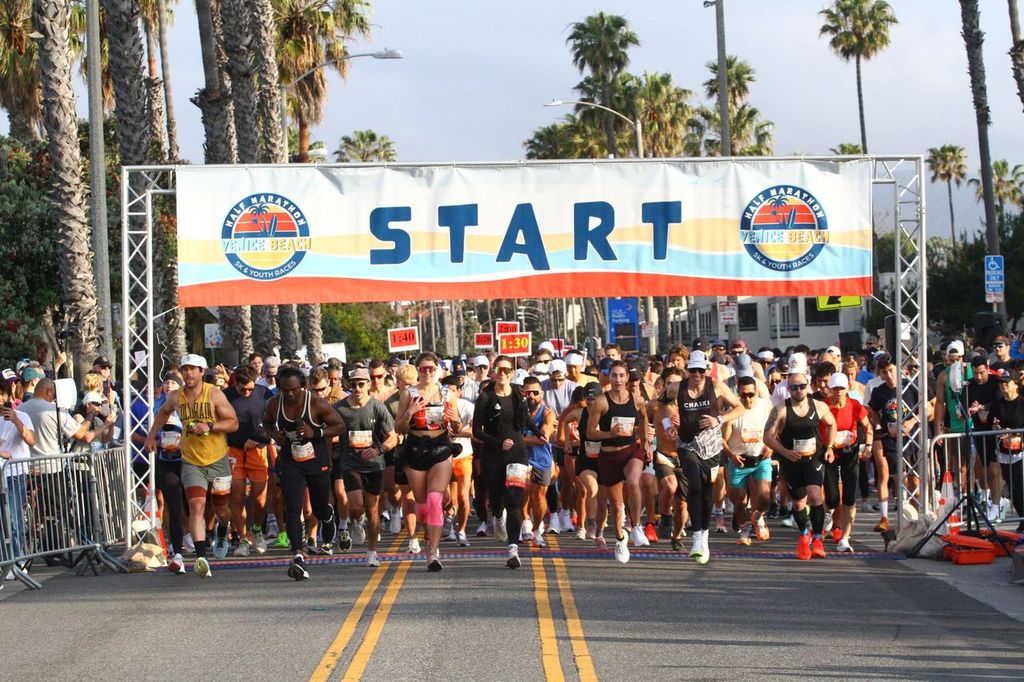 CAMPBELL WELMAN VENICE PAPARAZZI VENICE HALF MARATHON START LINE