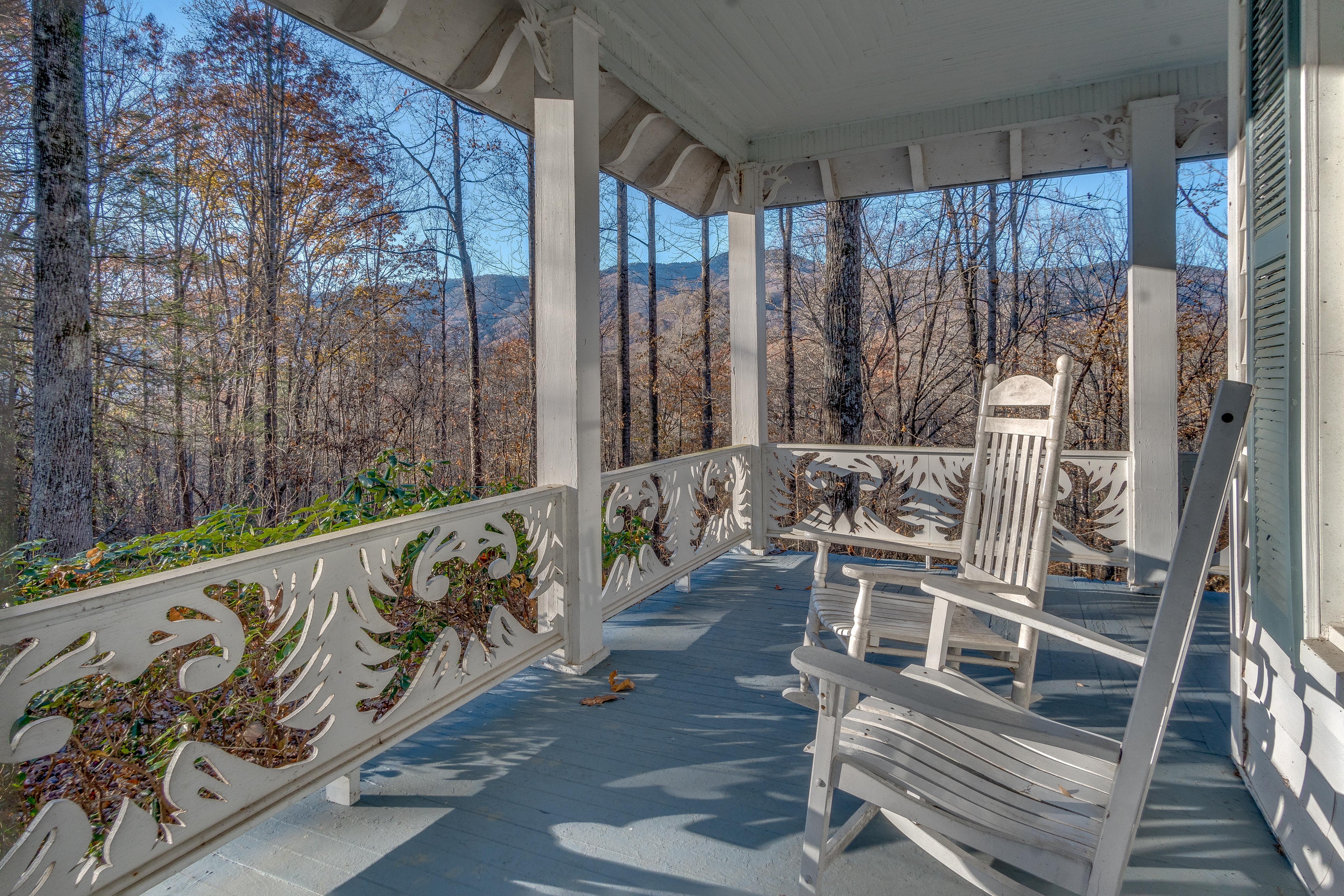361 Fiddlers Ln, Balsam, NC 28707